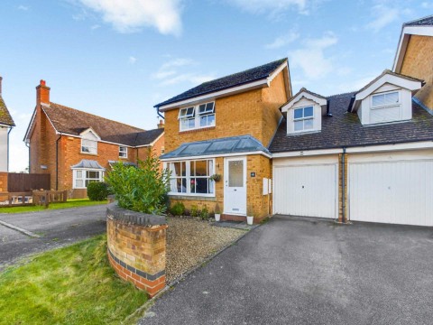 View Full Details for Robin Close, Watermead, Aylesbury