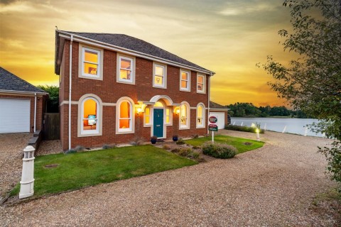 View Full Details for Sheerwater, Watermead, Aylesbury