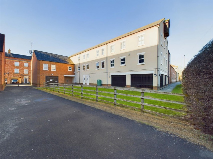 Images for Waterford Gate, Fairford Leys, Aylesbury