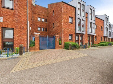 View Full Details for Wycliffe End, Aylesbury, Buckinghamshire