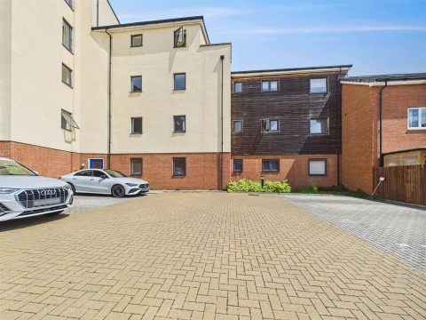 View Full Details for Quercetum Close, Aylesbury, Buckinghamshire