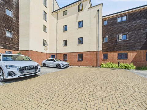 View Full Details for Quercetum Close, Aylesbury, Buckinghamshire