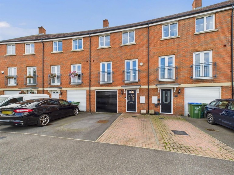 Noble Crescent, Berryfields, Aylesbury