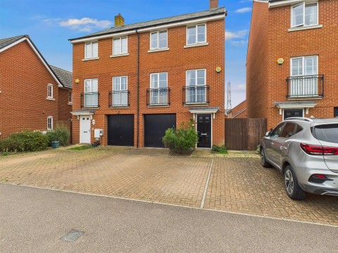 View Full Details for Redcurrant Avenue, Berryfields, Aylesbury