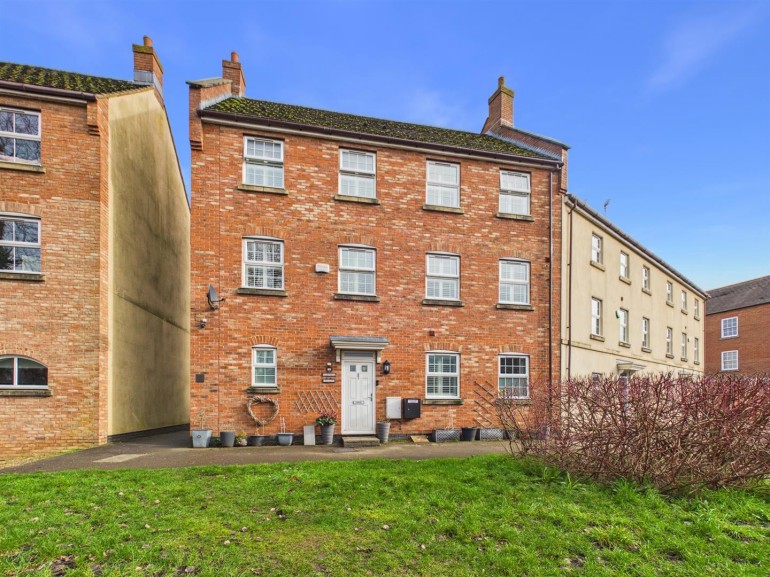 Hampden Square, Fairford Leys, Aylesbury