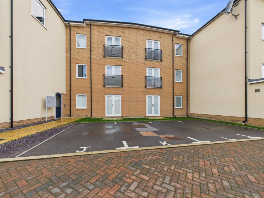 Images for Great Ground, Berryfields, Aylesbury