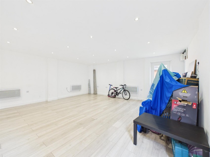 Images for Elize Close, Berryfields, Aylesbury