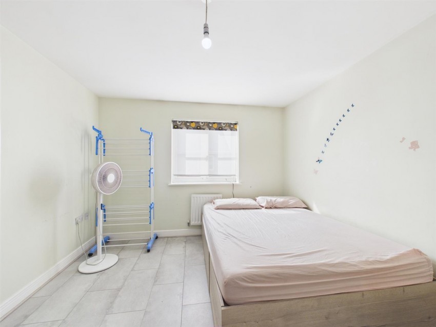 Images for Elize Close, Berryfields, Aylesbury